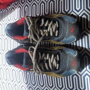 Womens PUMA TENNIS SHOE SIZE 6